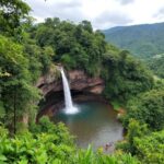 Pemandangan alam hijau dan air terjun tersembunyi.